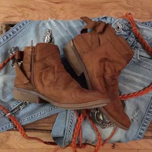 SUGAR SNOOPS BOOTIES